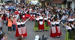 Colectividades y danzas tipicas en la Fiesta Provincial del Inmigrante de Berisso